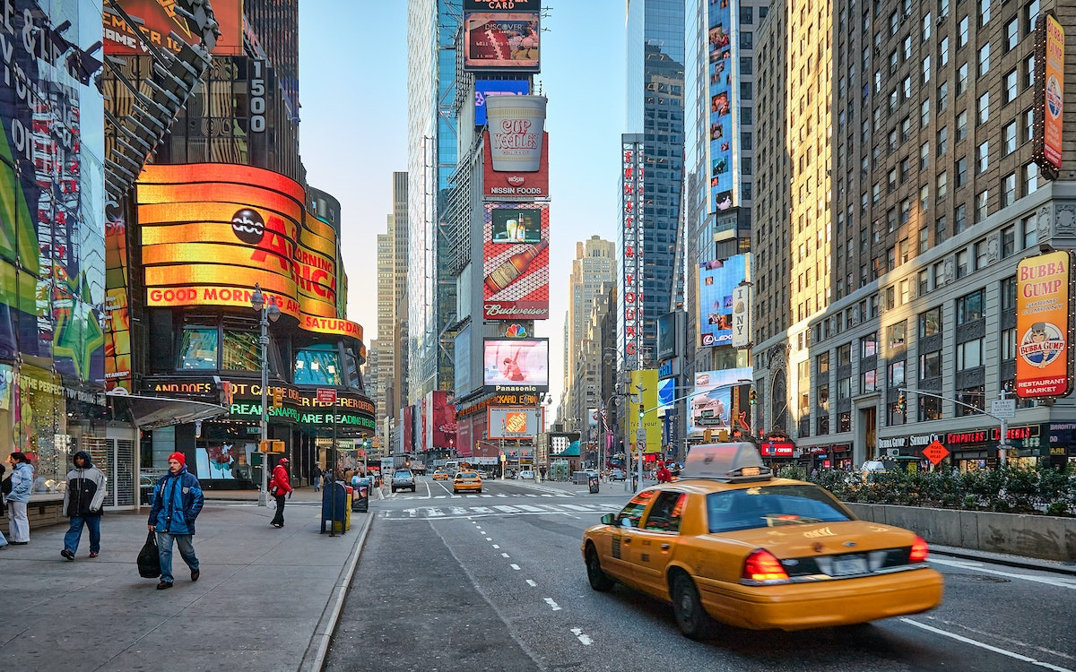 Буйство рекламных красок на Таймс-сквер в центре Манхэттена
