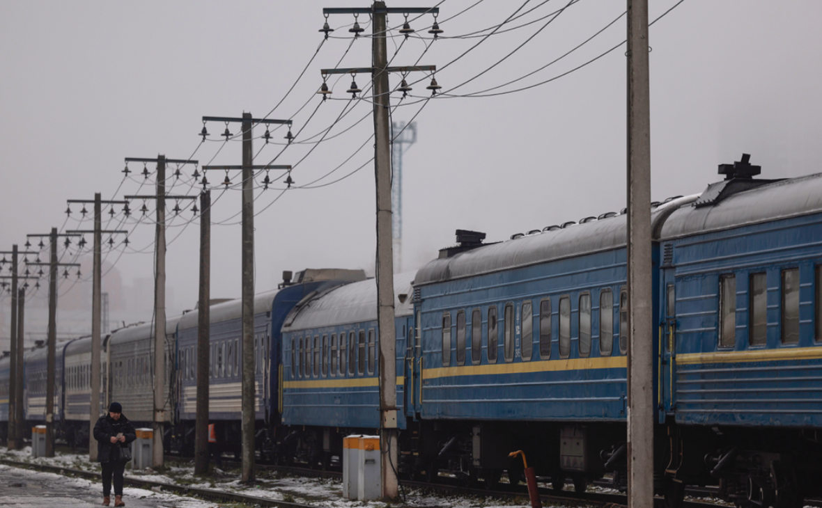 На Украине начались задержки поездов после сообщений о взрывах