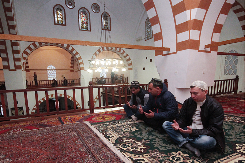 Евпатория. Мусульмане молятся в день праздника жертвоприношения Курбан-байрам в мечети Хан-Джами.&nbsp;