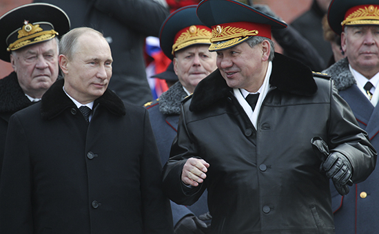 Президент России Владимир Путин (слева) и министр обороны РФ Сергей Шойгу
