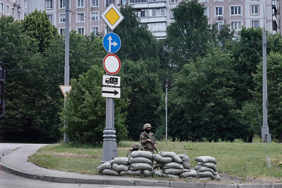 Военнослужащий на блокпосту при выезде из Москвы