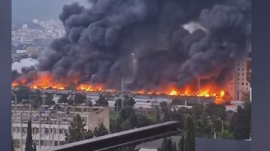 В центре Тбилиси загорелся рынок. Видео