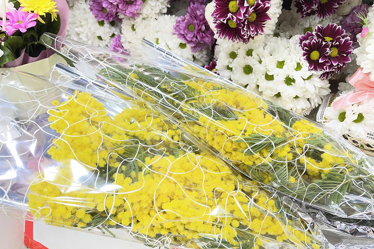 Продажа цветов на Рижском рынке в Москве в преддверии Международного женского дня, 06 марта