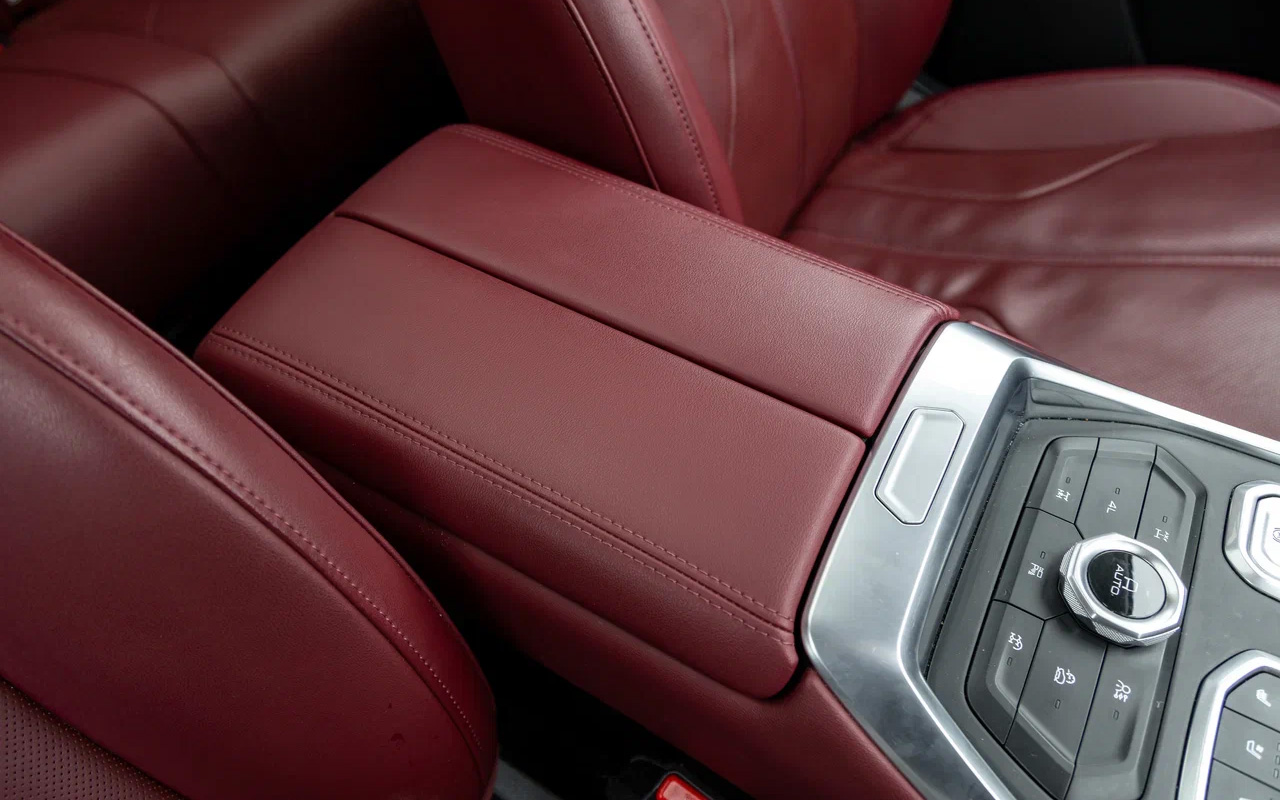 Бардачок в центральном подлокотнике &mdash; с двустворчатой крышкой