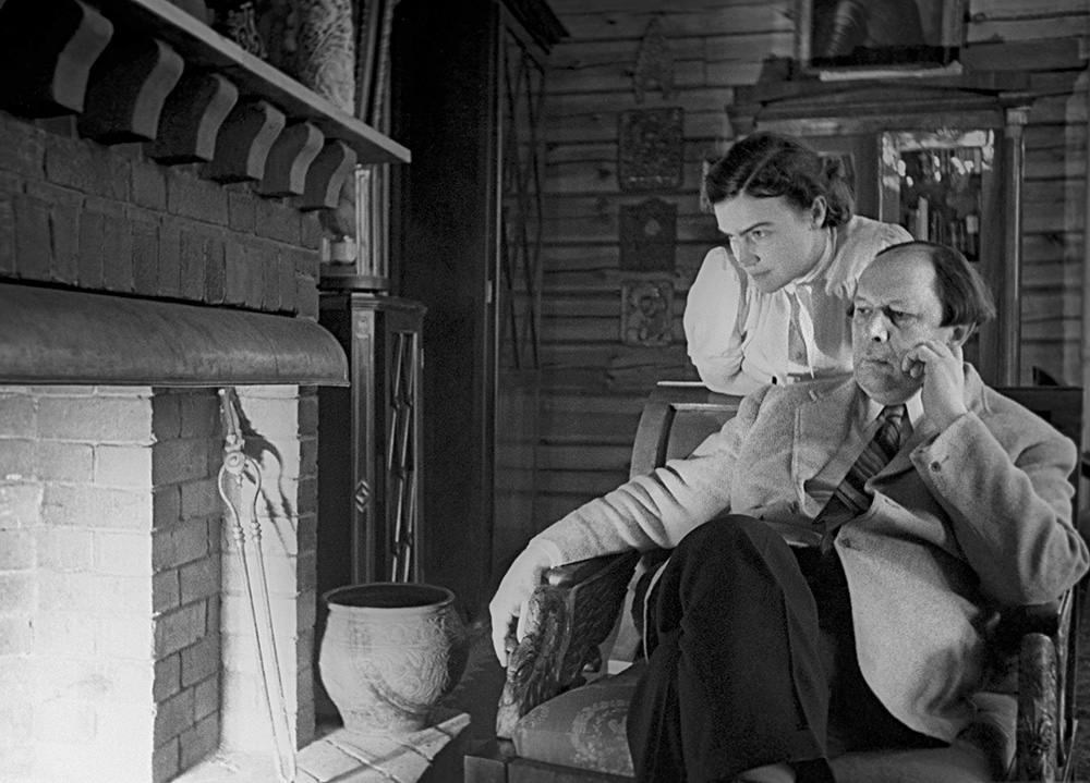 Московская область. Писатель Алексей Толстой с супругой Людмилой Ильинишной у себя на даче, 1941 год