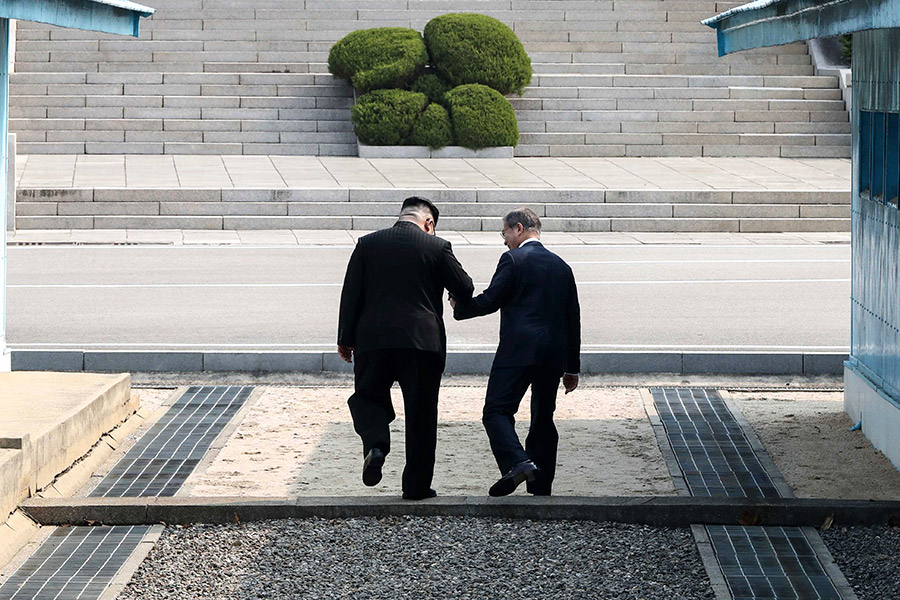 В ходе переговоров Ким Чен Ын переступил бетонную пограничную линию и оказался, таким образом, на стороне Южной Кореи. Затем он сам неожиданно предложил перейти этот рубеж и Мун Чжэ Ину. Взяв своего южнокорейского коллегу за руку, глава Северной Кореи перевел его на сторону КНДР.
