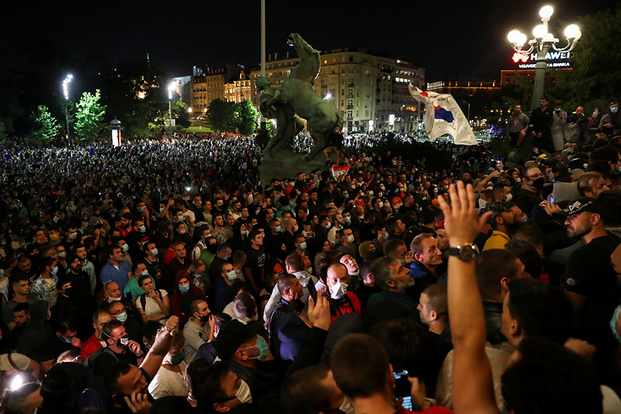 Акция состоялась после введения в столице Сербии комендантского часа: согласно планам властей, населению запретят покидать свои дома с 18 часов в пятницу до пяти утра в понедельник