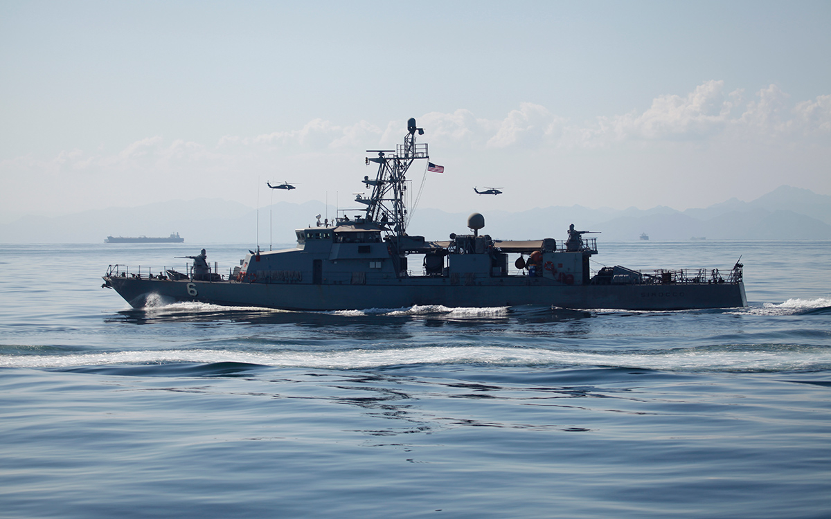 WP узнала об опасном сближении катеров Ирана с кораблями ВМС США