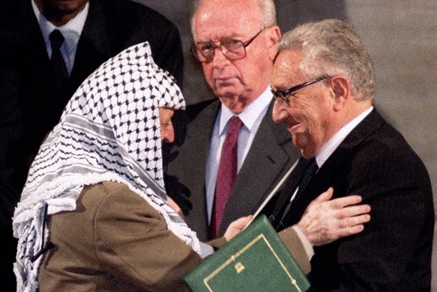 Исполнительный глава Национального совета Палестины Ясир Арафат и экс-госсекретарь США Генри Киссинджер, в центре&nbsp;&mdash; премьер Израиля Ицхак Рабин, 1994&nbsp;год
