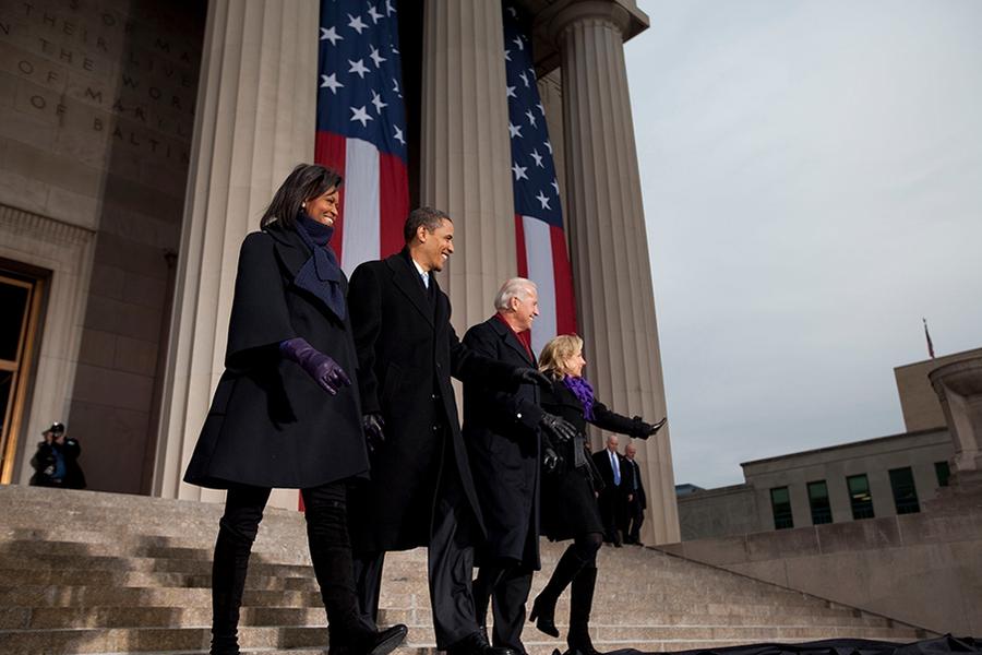 Первая леди Мишель Обама,&nbsp;президент США Барак Обама, вице-президент США Джо Байден&nbsp;и Джилл Байден (слева направо),&nbsp;20 января 2009 год