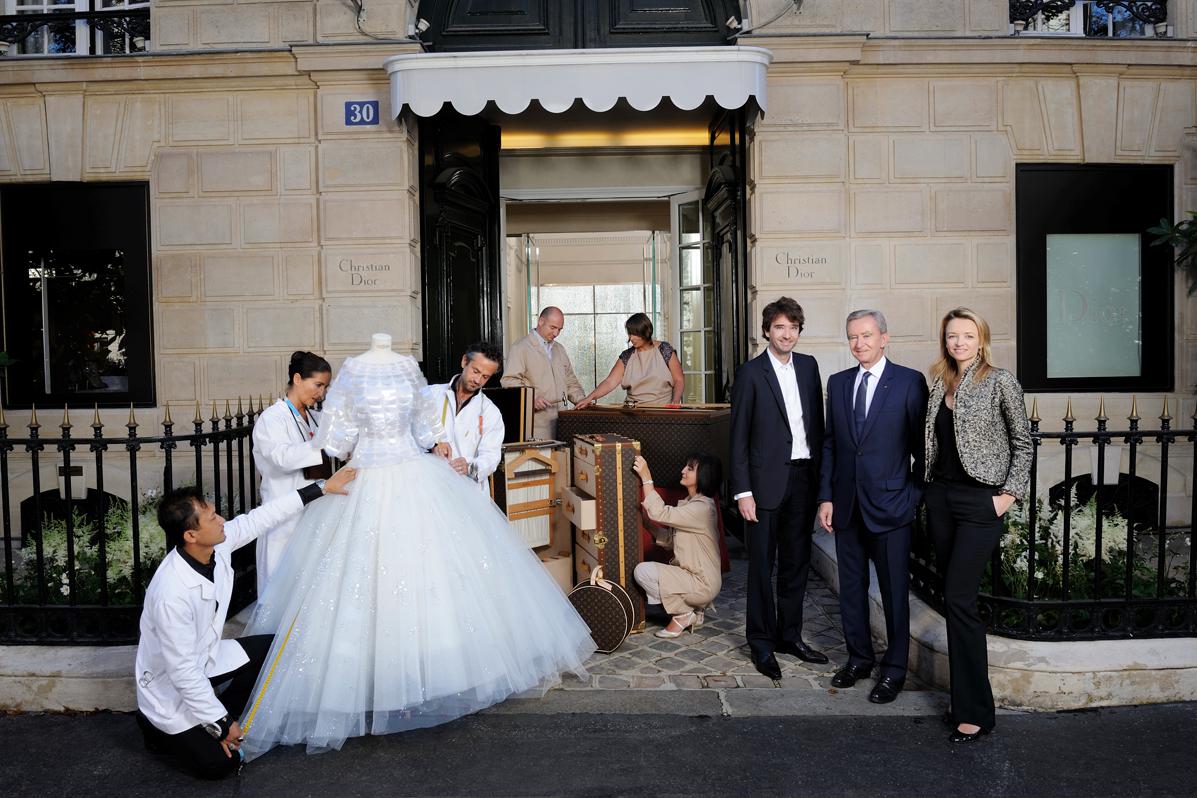 Бернар Арно с Антуаном и Дельфиной Арно у входа в бутик Christian Dior на Авеню Монтень, Париж, 2011