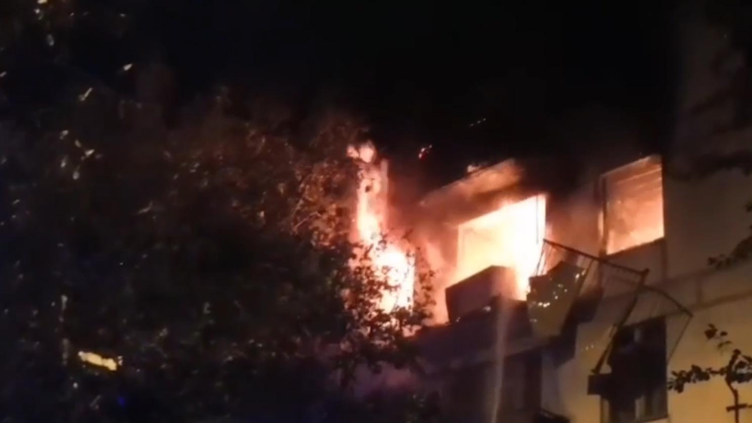 Три человека пострадали при пожаре в пятиэтажке в Москве