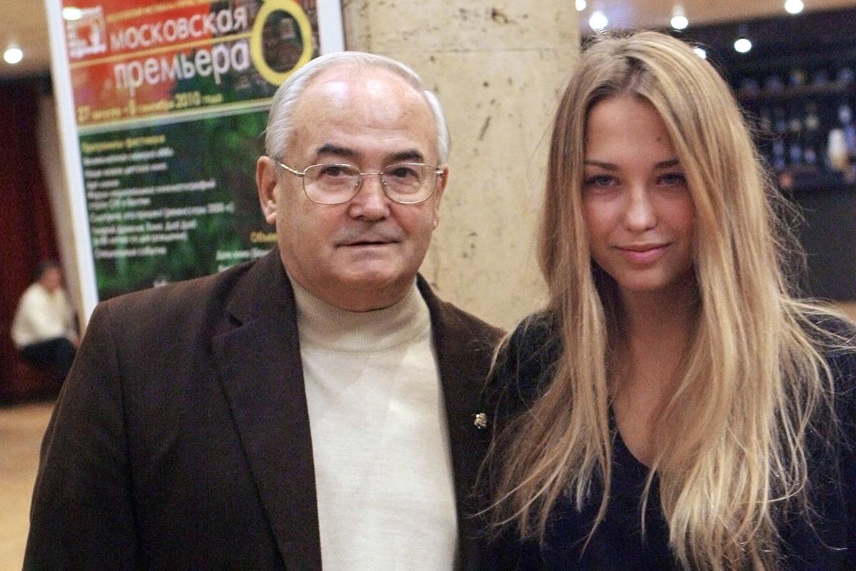 Всеволод Шиловский с внучкой актрисой Аглаей перед церемонией закрытия VIII фестиваля отечественного кино в 2010 году