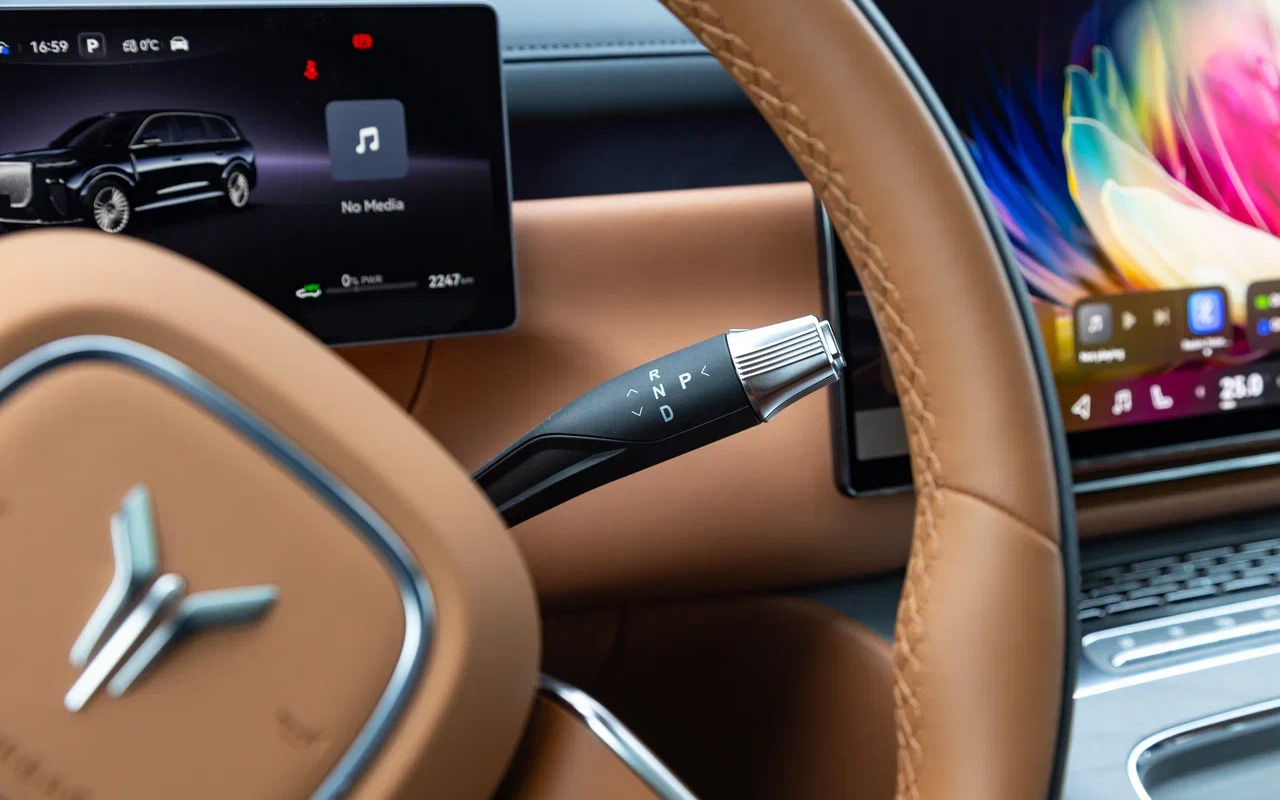 Правый рычажок за рулем&nbsp;Voyah Taishan отвечает за выбор направления движения. Нажав на кнопку на торце, можно включить &laquo;паркинг&raquo;