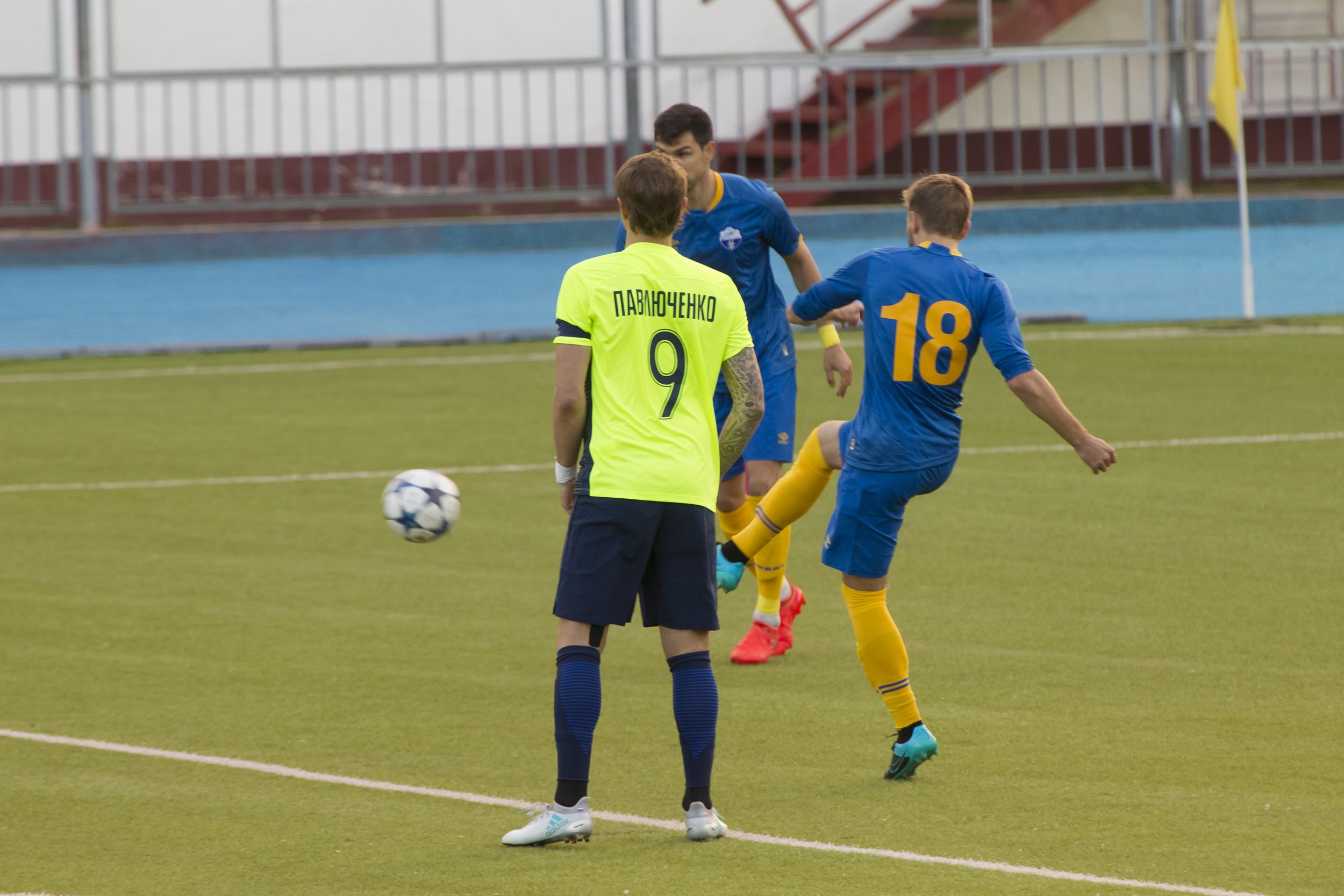 Капитан &laquo;Арарата&raquo; Роман Павлюченко (№&nbsp;9) внимательно следит за перемещением мяча