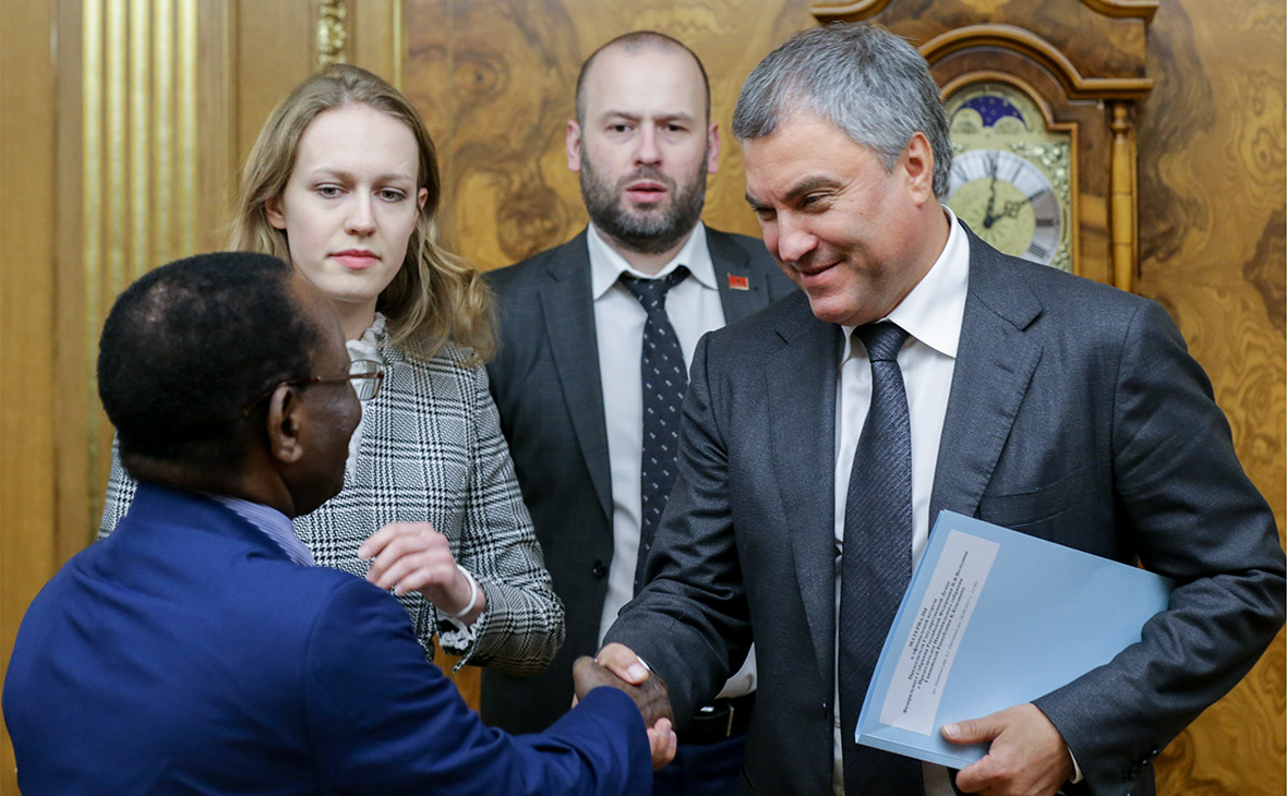 Клод Кори Кондиано и Вячеслав Володин (слева направо на первом плане) во время встречи