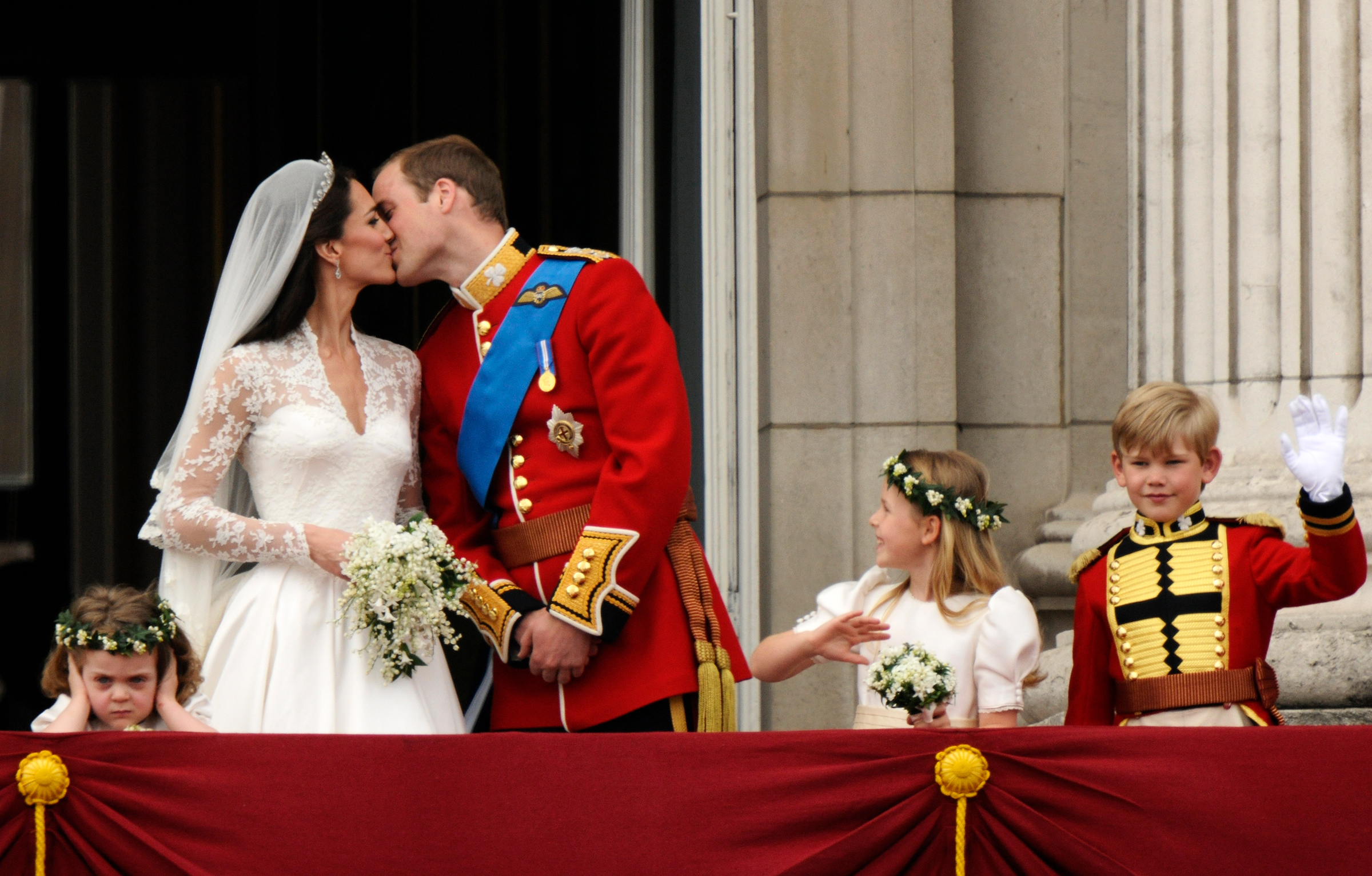 Свадьба принца Уильяма и Кейт Миддлтон в 2011 году обошлась, по оценке СМИ, в &pound;20 млн (около $34 млн по курсу того времени), сегодня эта сумма составила&nbsp;бы около &pound;22 млн ($28 млн). Около 94% стоимости церемонии пришлось на обеспечение безопасности. Прямую трансляцию церемонию в Youtube смотрели&nbsp;72 млн человек.
