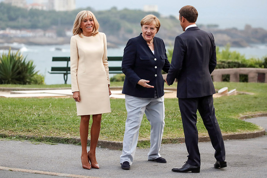Канцлер Германии Ангела Меркель (в центре) с президентом Франции Эмманюэлем Макроном и его женой Брижит Макрон​
