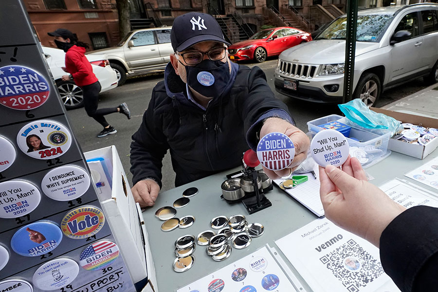 Актер Майкл Зорек перед избирательным участком в Нью-Йорке раздает магниты и значки с агитацией за Джо Байдена и Камалу Харрис