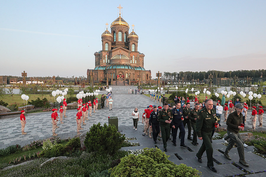 Военнослужащие и юнармейцы на соборной площади Главного храма Вооруженных сил в подмосковной Кубинке