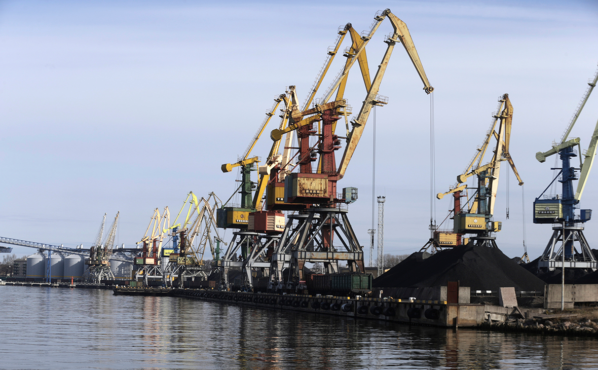 В Латвии заявили о проработке закрытия портов для российских судов"/>













