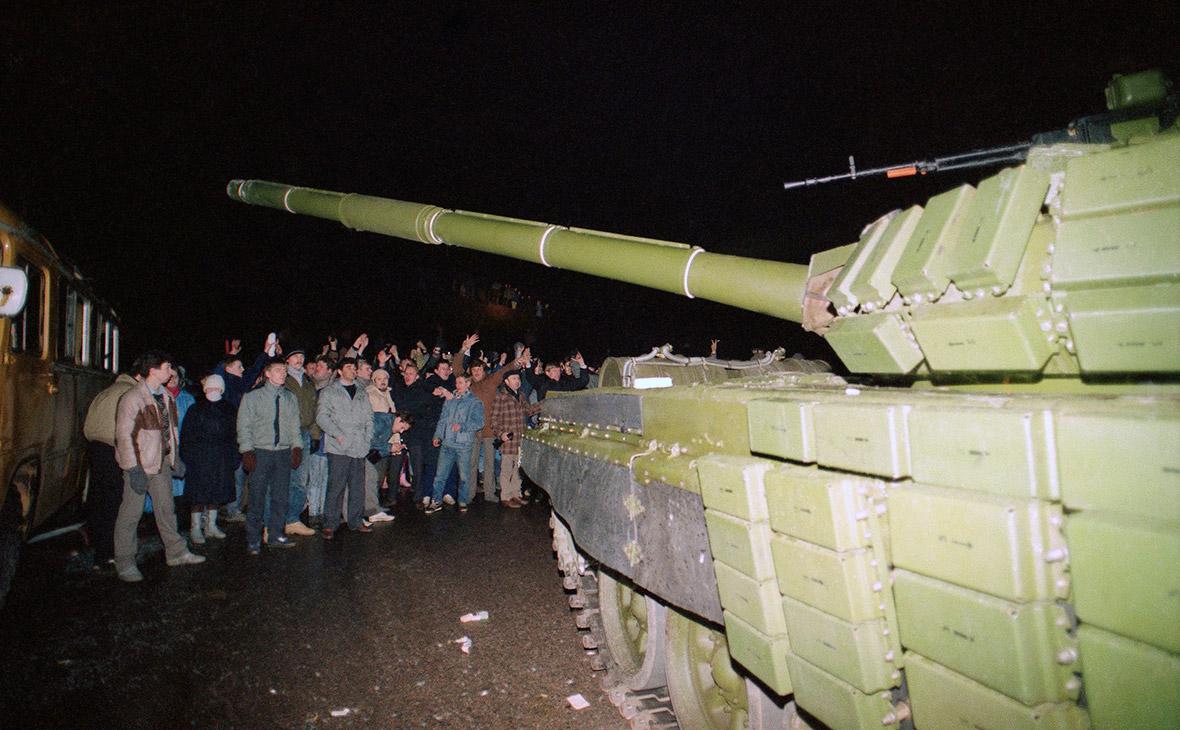 Люди стоят перед танком в Вильнюсе,&nbsp;13 января 1991 года