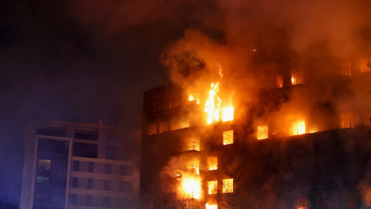 El Pais узнала предварительную причину пожара в многоэтажке в Валенсии