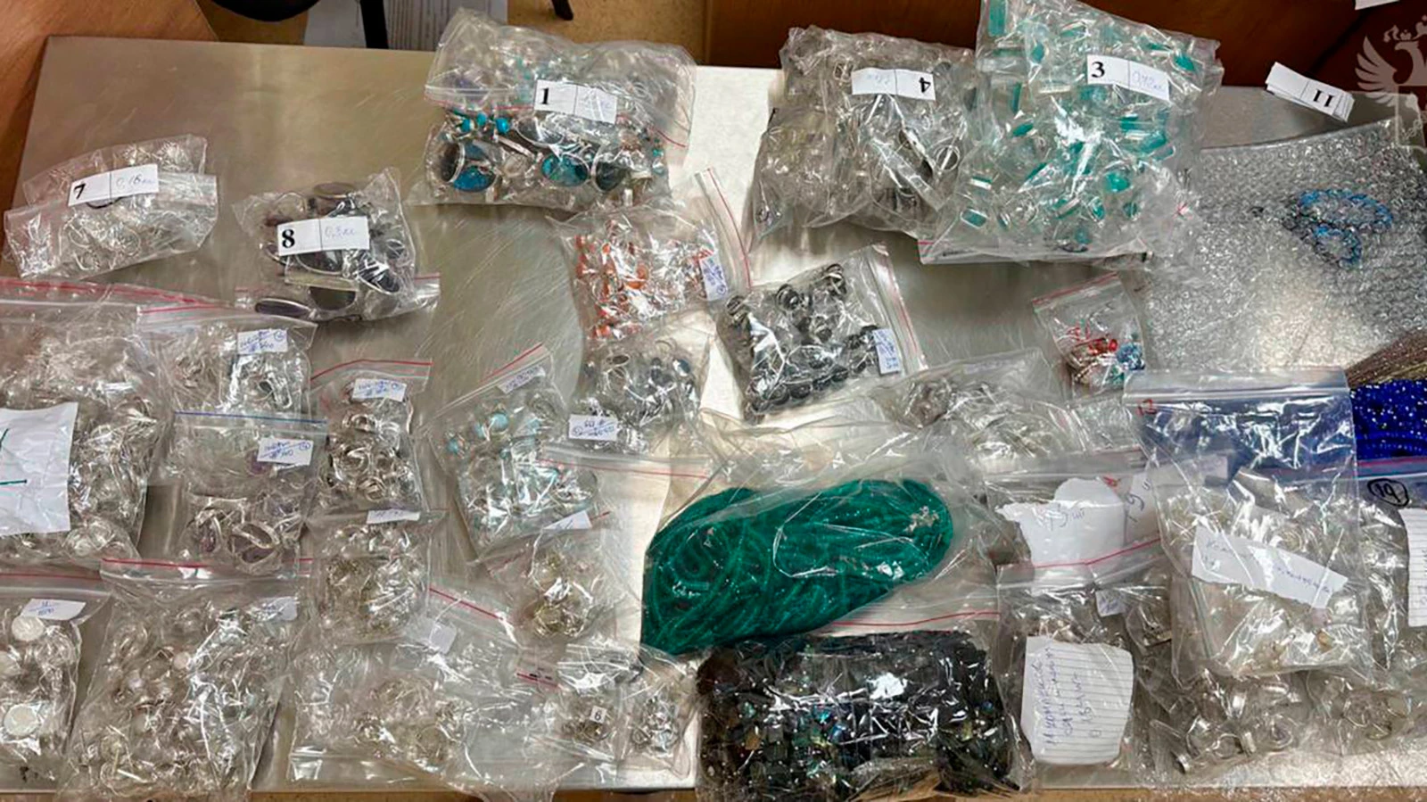 Украшения, конфискованные у пассажира из Бахрейна