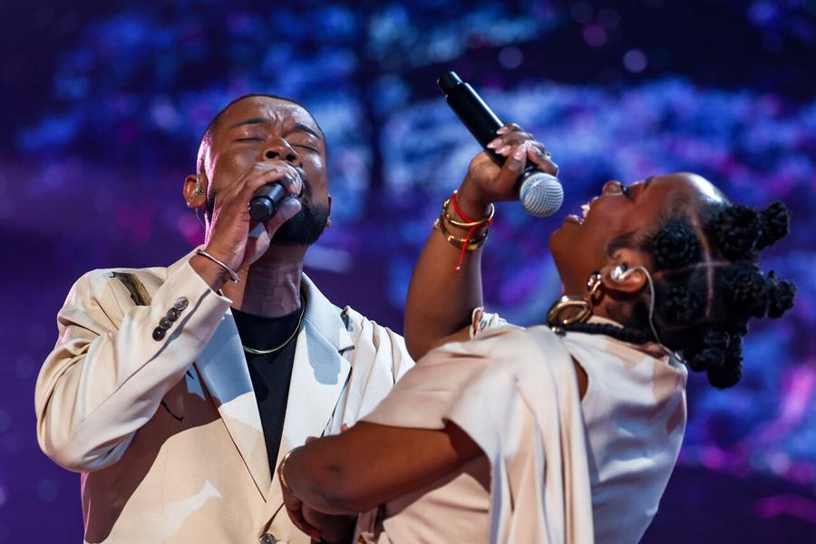 Певцы Ратолоджанари Лалайна Жосиа и Дениз Эп Бэ (Denise & D-Lain), представляющие Мадагаскар на Международном музыкальном конкурсе «Интервидение» 2025, во время выступления в концертном зале «Live Арена»