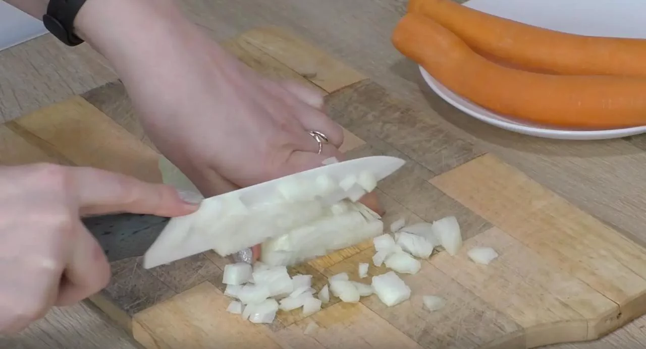 Лук нарубите кубиками