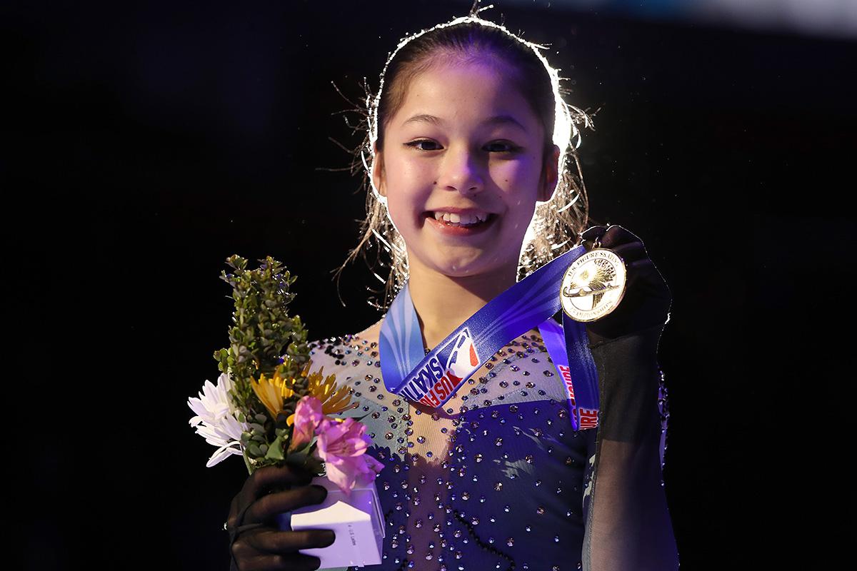 Алиса Лью держит свою золотую медаль после победы на чемпионате США по фигурному катанию среди взрослых, 25 января 2019 года в Детройте