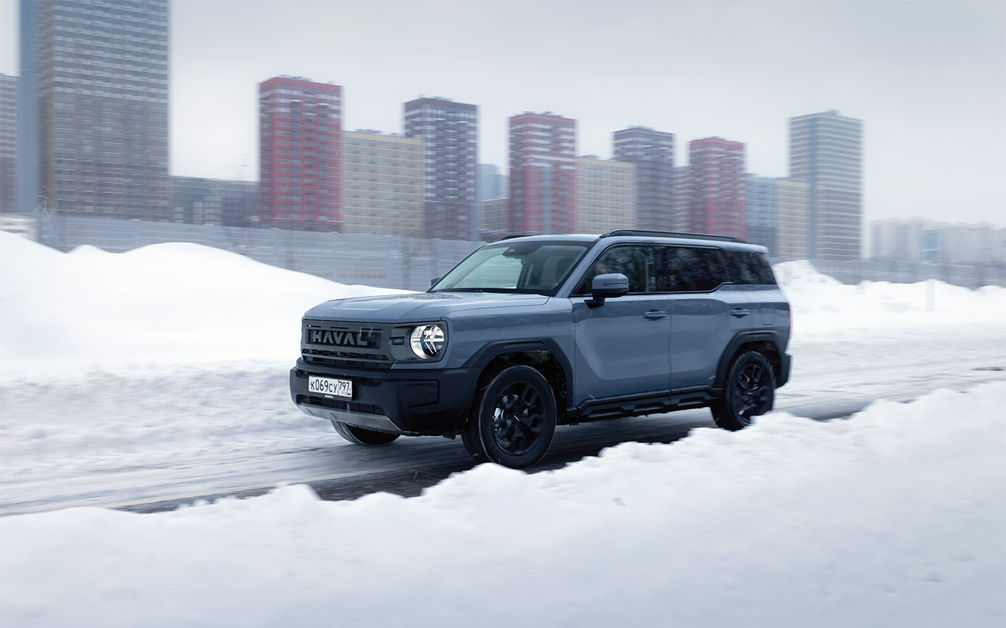 Под днищем у Haval H3 &mdash; всего&nbsp;196 мм. Подвеска &mdash;&nbsp;короткоходная. Стоит выехать на легкий проселок, и подвеска начинает громыхать