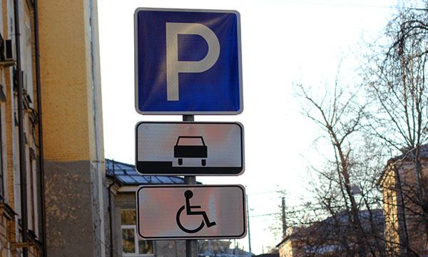 Депутаты предложили увеличить штраф за парковку на местах для инвалидов