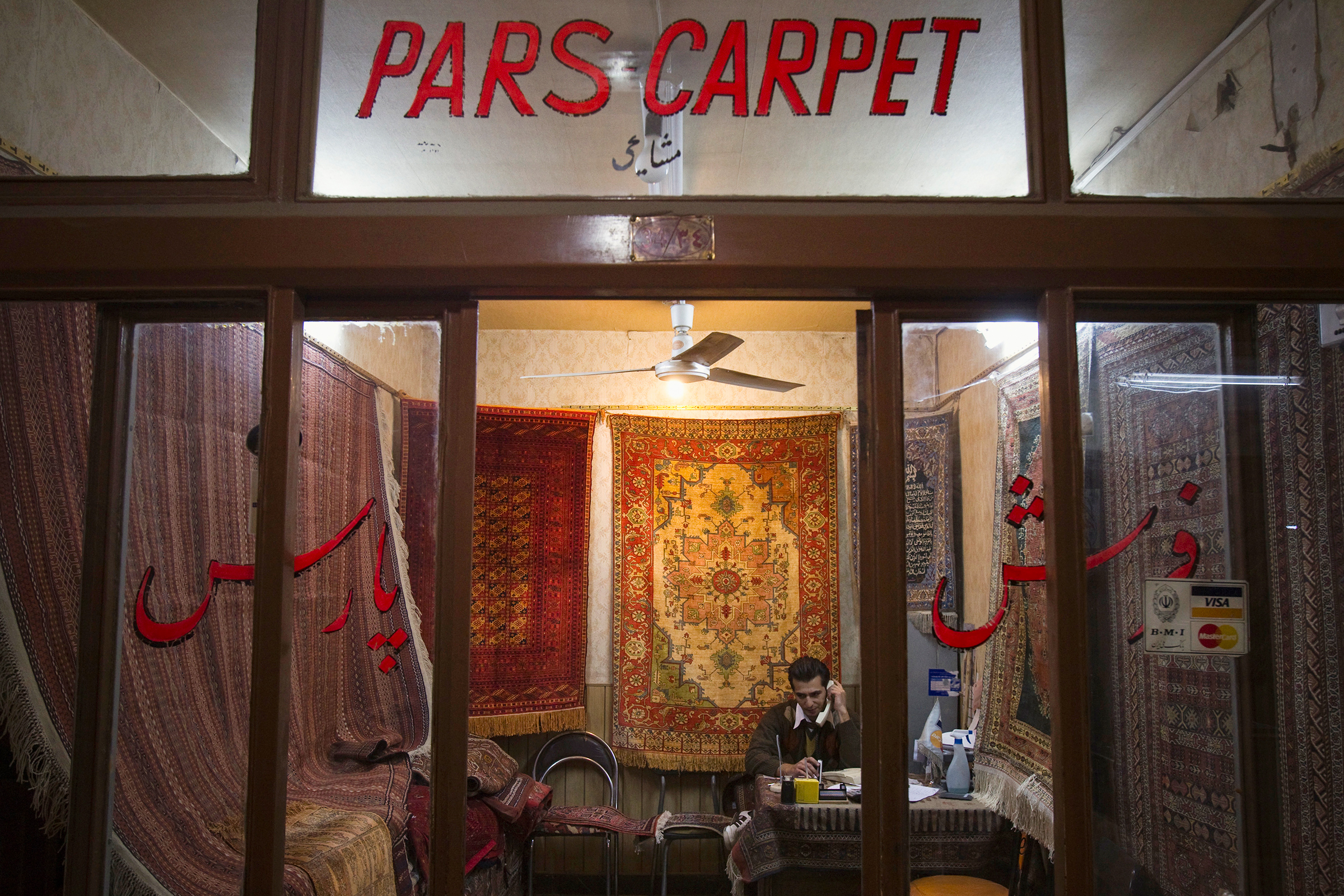 Купить ковер в Иране можно на любом базаре, однако зачастую под видом настоящих персидских туристам продают китайские изделия
