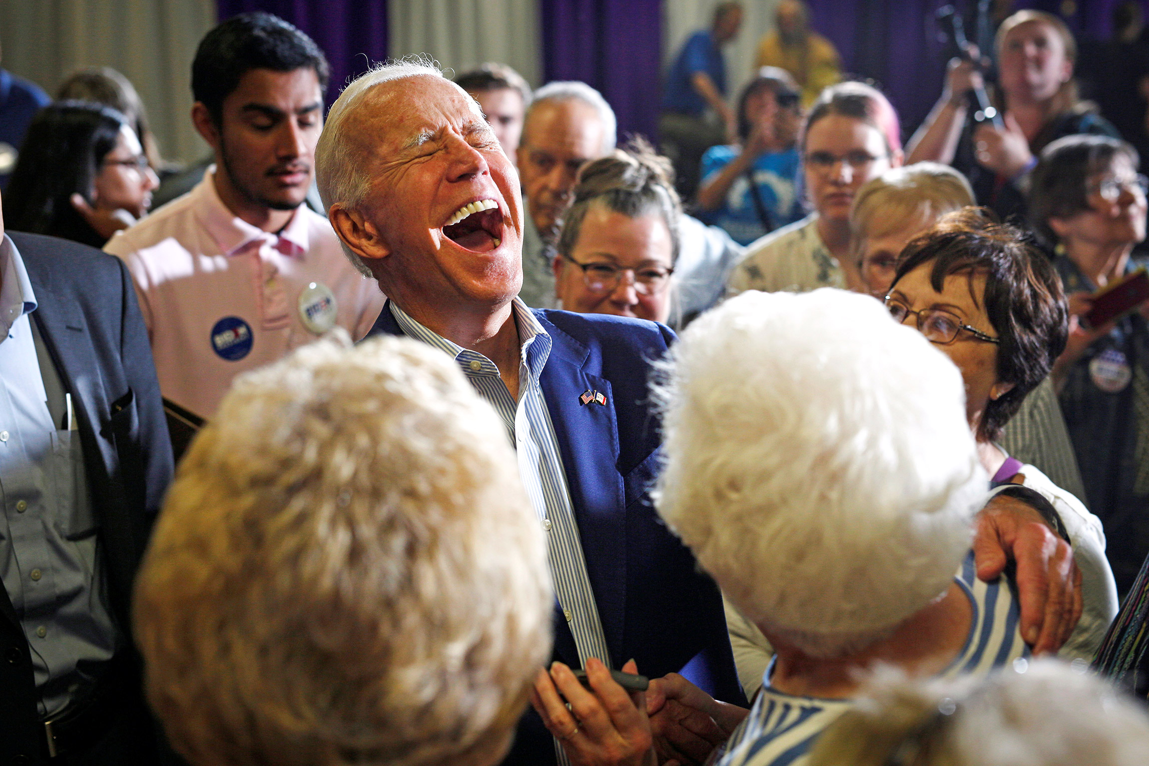 Кандидат в президенты США от демократов и бывший вице-президент Джо Байден во время встречи со своими сторонниками в Университете Айова Уэслиан, 11 июня 2019 года. Маунт-Плезант, штат Айова, США
