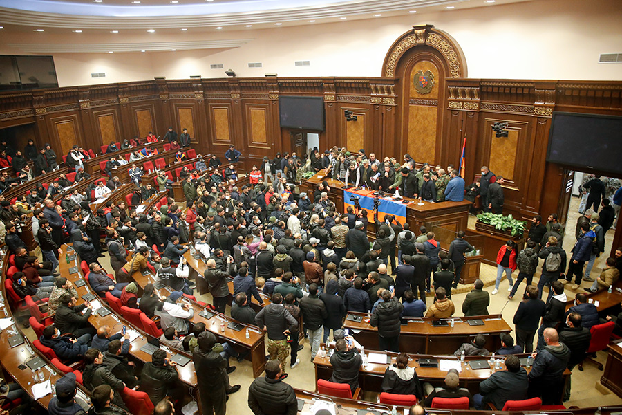 Они прорвались в здание парламента. Премьера Армении Никола Пашиняна внутри не было