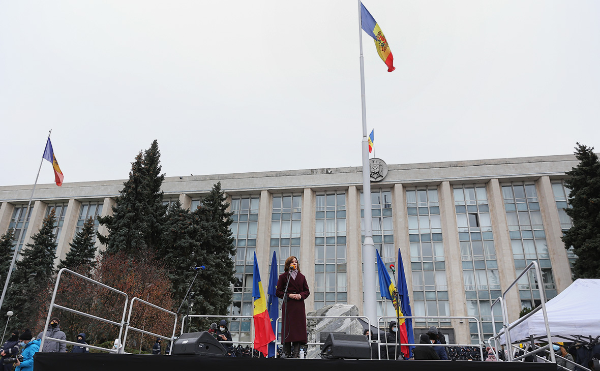 Майя Санду выступает на антиправительственной акции у здания парламента в Кишинёве