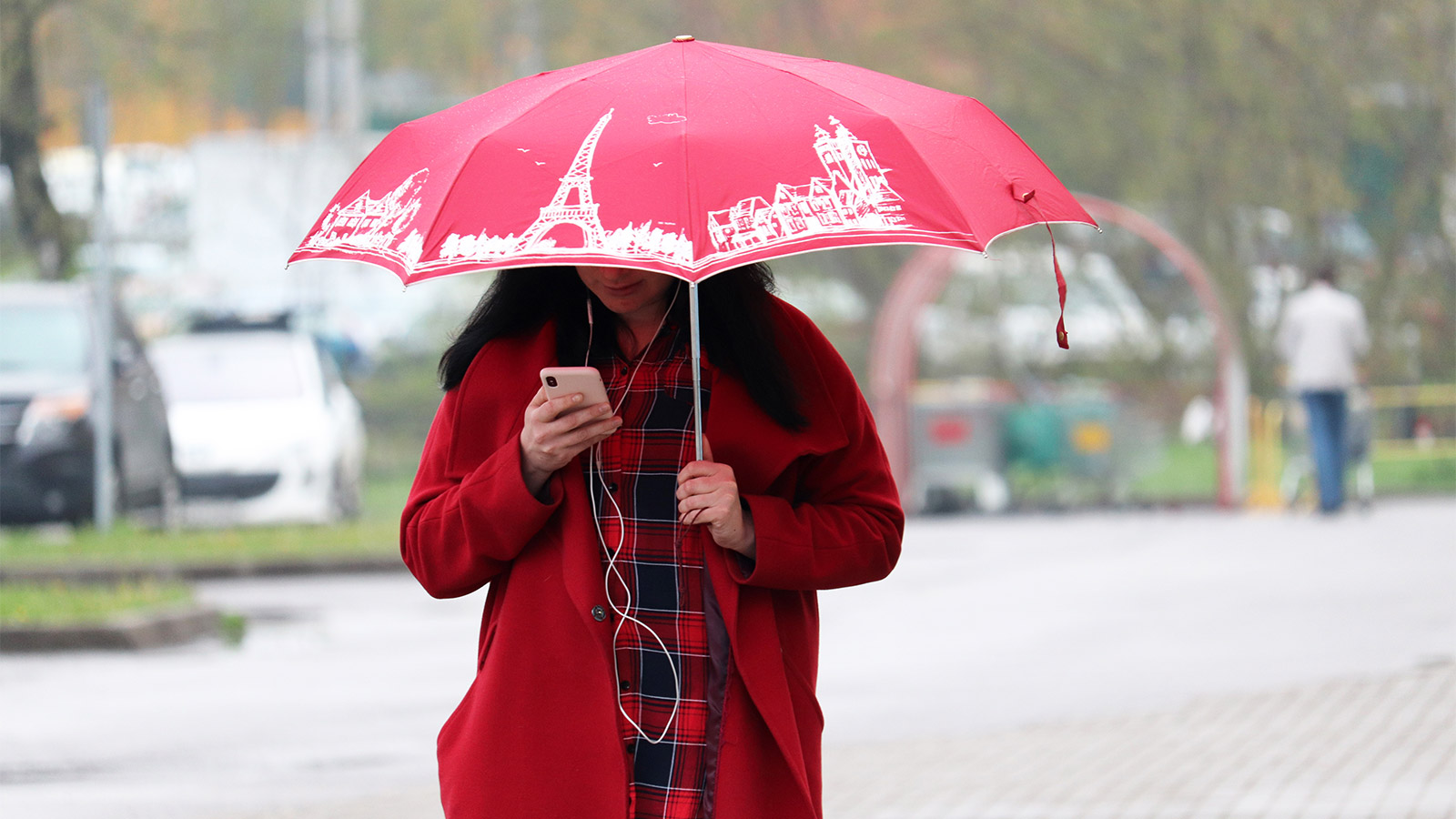 Неделя будет дождливо. Дождь в Москве. Париж с красным зонтом. Дождь зонтик. Аварийный зонт метеорологов.