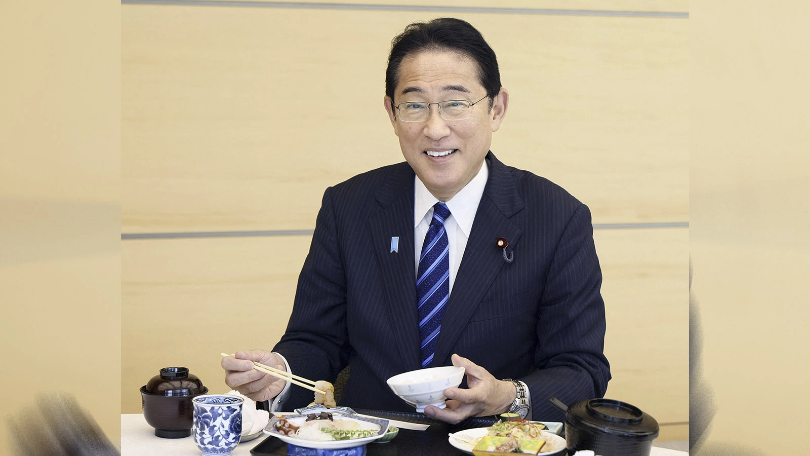 <p>Премьер-министр Японии Фумио Кисида ест морепродукты из префектуры Фукусима на обеде в Токио, 30 августа 2023 года</p>
