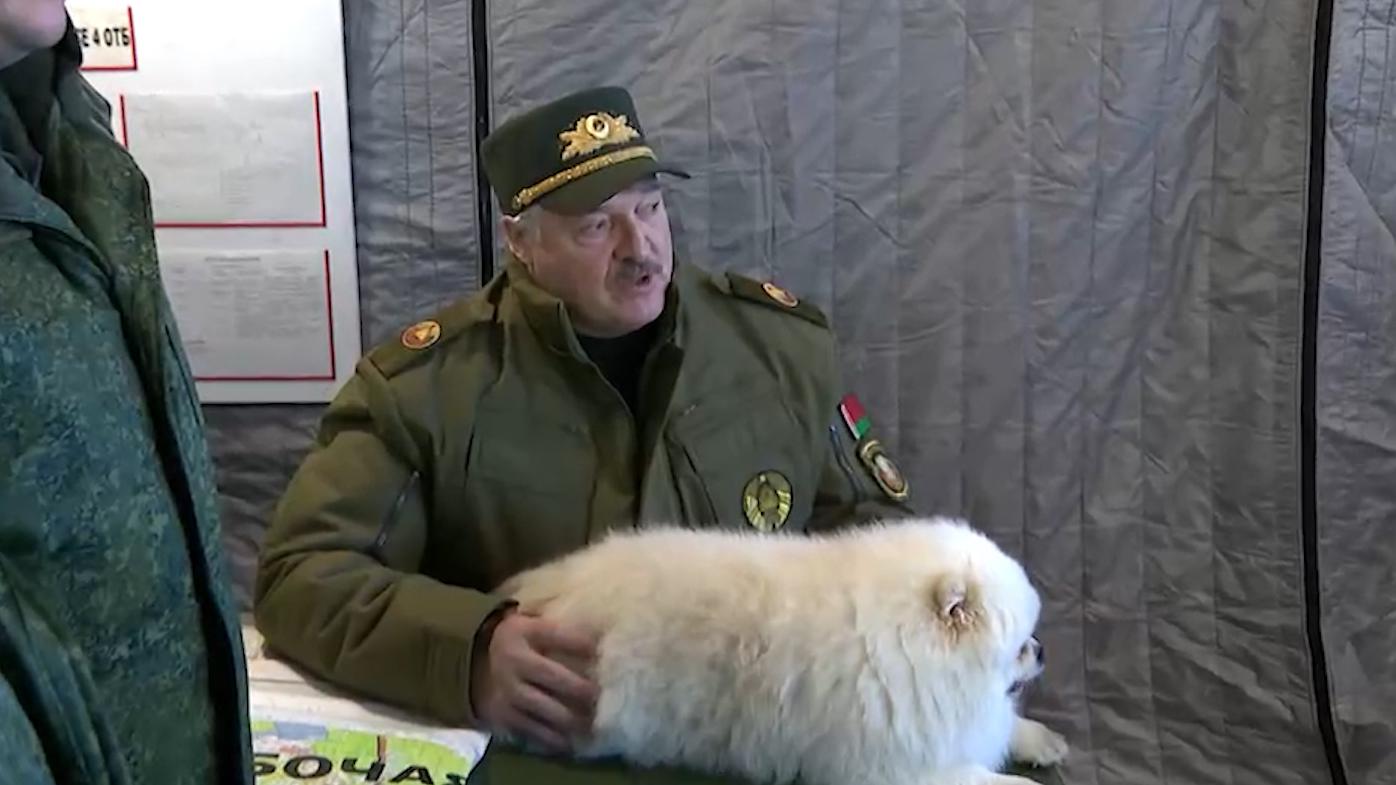 Лукашенко с собачкой на руках обсудил с военными положение на границе