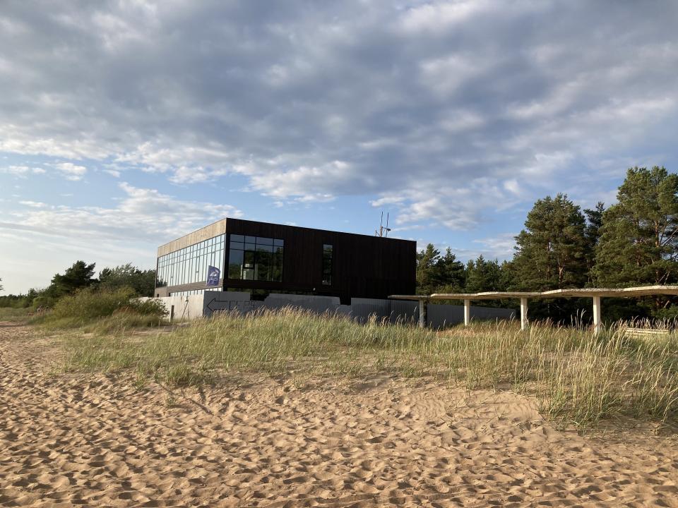 Здание школы скайсерфинга на берегу Финского залива