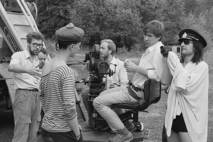 На фото: Юхананов (крайний справа) на съемках фильма &laquo;Аквариумные рыбы этого мира&raquo; режиссера Игоря Алейникова, 1 июля 1989 года. 

Борис Юхананов родился 30 сентября 1957 года в Москве, в роддоме на Арбате. Детство провел в дореволюционном доме на улице Пушкинская (современная Большая Дмитровка), которая примыкала к Театральной площади, где стоят Большой и Малый театры. &laquo;Нашими соседями были актеры Малого театра, а еще дрессировщики, и по нашему внутреннему дворику бегал лев&raquo;,&nbsp;&mdash; вспоминал режиссер.

В столице прошла вся жизнь Юхананова. Москву он называл &laquo;пещерой своего обитания&raquo;, где неизменны только изменения, и говорил: &laquo;Живу в режиме постоянных метаморфоз, которыми переливается этот город&raquo;.

В середине 1980-х в России возникло движение &laquo;Параллельное кино&raquo;, участники которого стремились создавать независимое новое киноискусство. Его основателями, кроме Юхананова, были братья Алейниковы, Евгений Юфит, Евгений Кондратьев и Петр Поспелов. Как вспоминал Глеб Алейников, это было объединение единомышленников без единой теории, школы или взгляда на кино. После начала перестройки, в 1987 году, молодые люди провели публичные показы, которые в иностранных СМИ окрестили &laquo;первым андеграундным фестивалем параллельного кино&raquo; в СССР. Юхананов в те годы работал над видеороманами и писал статьи о видеоискусстве.