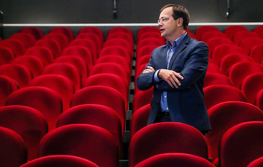 Владимир Мединский на открытии после ремонта кинотеатра «Иллюзион» в здании высотки на Котельнической набережной в Москве, 24 августа 2018 года