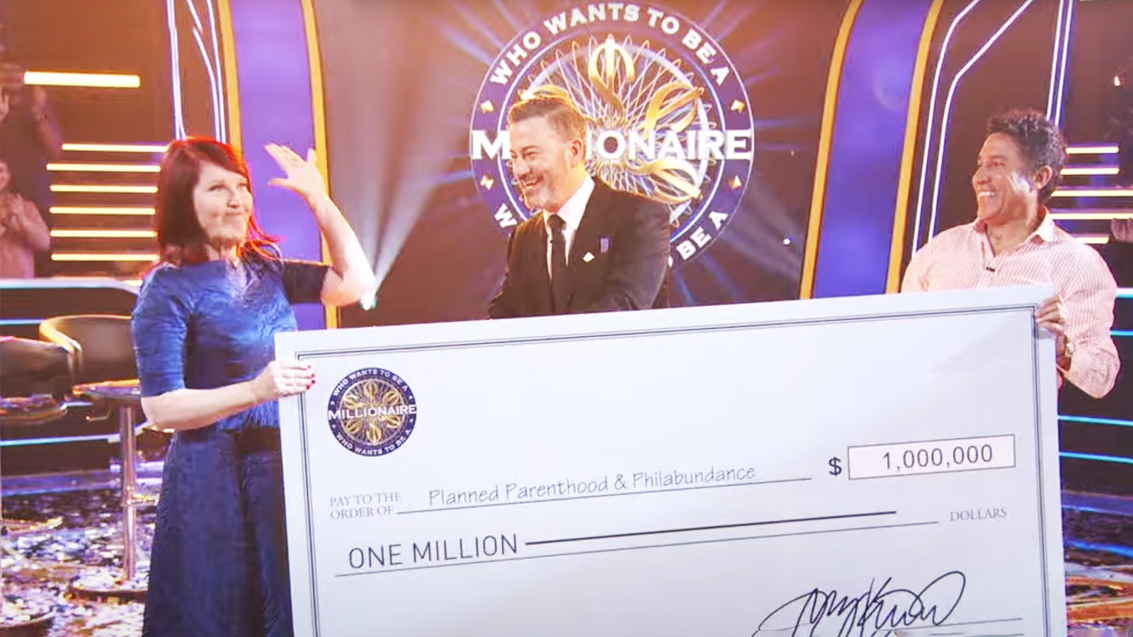 Кейт Флэннери и Оскар Нуньес в шоу «Кто хочет стать миллионером»