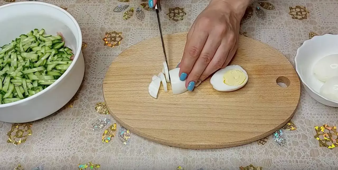 Нарежьте отварные яйца