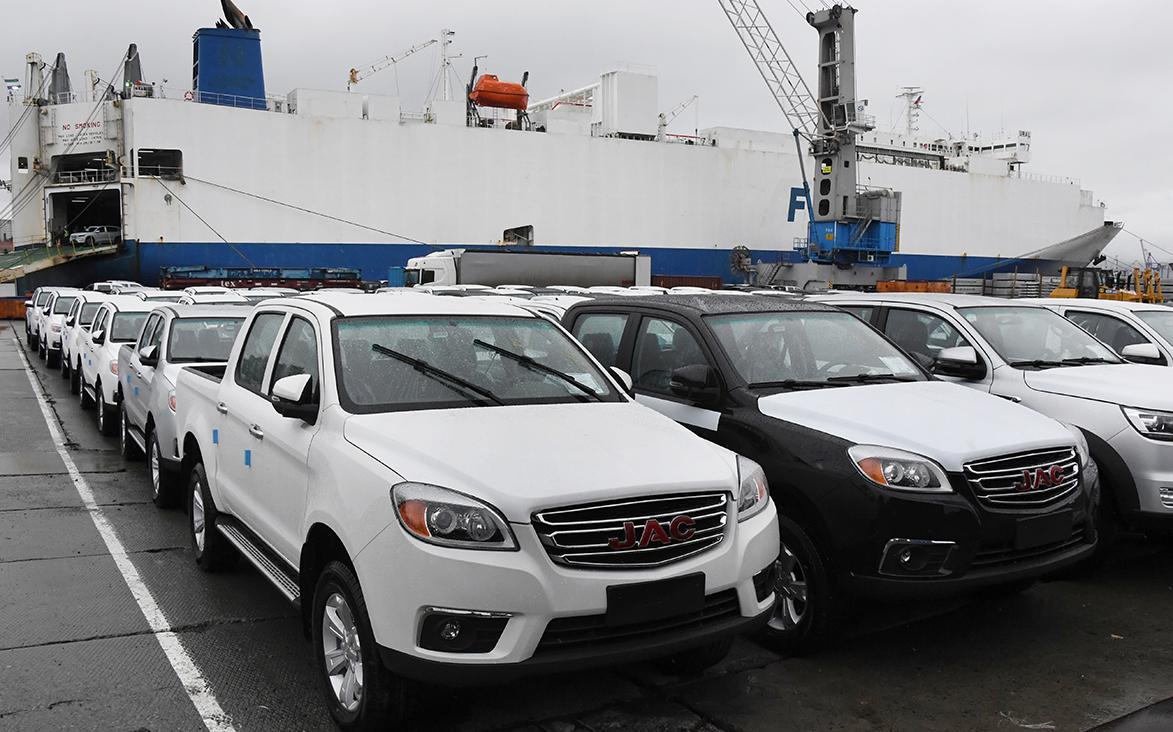 Импорт новых легковых автомобилей в Россию упал на 64%