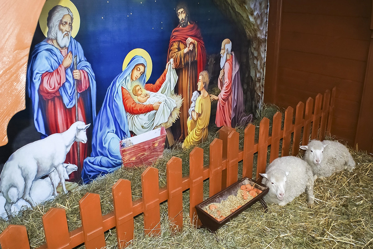 Вертеп — это традиционный народный рождественский кукольный театр, в котором разыгрываются библейские и бытовые сценки