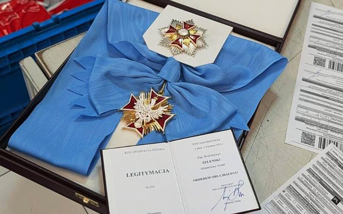 Зеленский почтой вернул Польше орден Белого орла