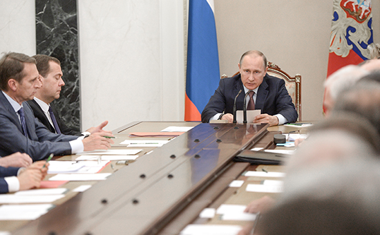 Президент России Владимир Путин (справа) на&nbsp;совещании с&nbsp;постоянными членами Совета безопасности РФ&nbsp;в Кремле