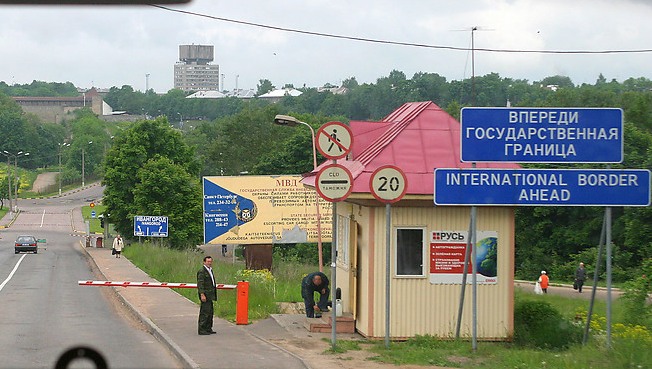 Пропускной пункт в Ивангороде (Ленинградская область) через реку Нарова, которая разделяет Россию и Эстонию